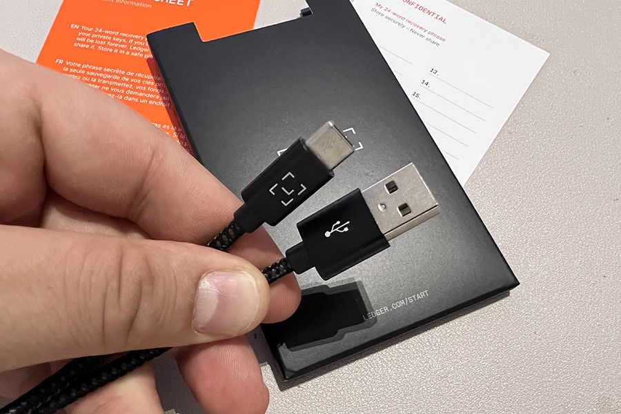 Connectez votre Ledger via un cable USB-C / USB-A ou bien en Bluetooth sur le Nano X